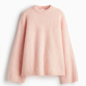 Ljusrosa fluffig stickad tröja - Supermysig ljusrosa stickad tröja med rund hals och långa ärmar. Tröjan har en loose passform och är gjord i mohair som känns extra mjukt mot huden och inte nopprar på samma sätt. Hm premium storlek S. Nypris ca 1000 kr.  Okej skick men använd. ❤️🥰