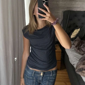Mörk marinblå armlös top💙 - Säljer en mörk marinblå armlös top, säljer den pågrund av att jag aldrig använder den. Toppen är använd 1 gång. Ny pris 150kr💖