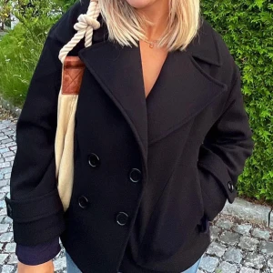 Jacka/Kappa - Lånade bilder! Så snygg jacka/kappa från Design by Si, sparsamt använd. Perfekt nu för hösten och vintern, skriv gärna för egna bilder💞