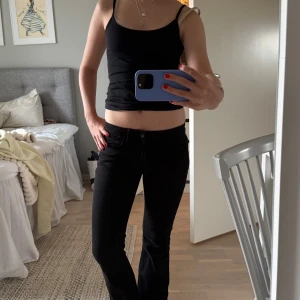 Svarta bootcut jeans - Säljer dessa jättefina bootcut jeansen från Lindex! De är i storlek 158, men skulle säga att de sitter som en Xs🩷 Jeansen är i fint skick! Hör av er vid frågor🩷