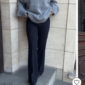 Svarta low waist bootcut kostymbyxor Nelly - Säljer pga blivit för små. Inte hunnit använda så mkt innan jag växte ur dem, inga defekter. Strl 32.