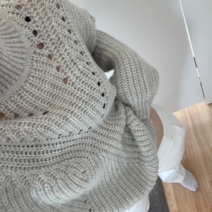 Ljusgrå stickad tröja  - Supermysig ljusgrå stickad polotröja med snygga håldetaljer och bred ribbad struktur. Den är i stolek S säljer då den inte kommer till användning❤️