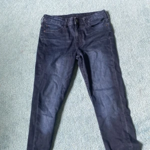 Mörkblå jeans - Snygga mörkblå jeans med smal passform och klassisk femficksdesign. Jeansen har normal midja och är tillverkade i stretchigt denim för en bekväm känsla. Perfekta till sneakers eller boots för en clean look.