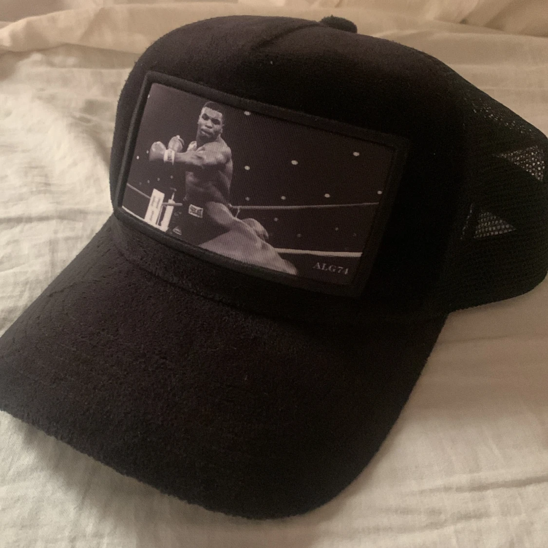 Svart trucker keps velvet