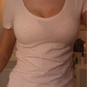 Vit och röd randig t-shirt! - Vit t-shirt med tunna röda ränder från H&M. Strl XS💕 Säljer då den inte kommer till användning!