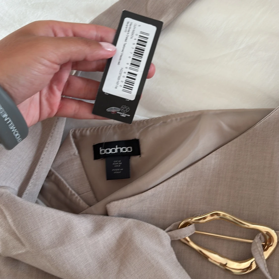 Beige tailored omlottopp från Boohoo - 3