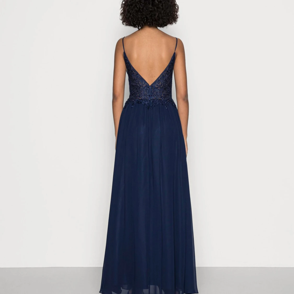 Marinblå långklänning med spets och pärlor - 1