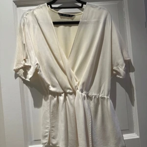 Blus  - Vit blus från Zara, inga defekter 