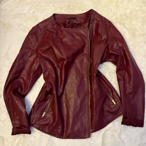 Snygg Fakeskinn jacka - Fick denna vintage men den är inte min färg så säljer. Den e snygg med den guldiga dragkedja o jag skulle säga att den e storlek M. Skriv gärna vid frågor💕