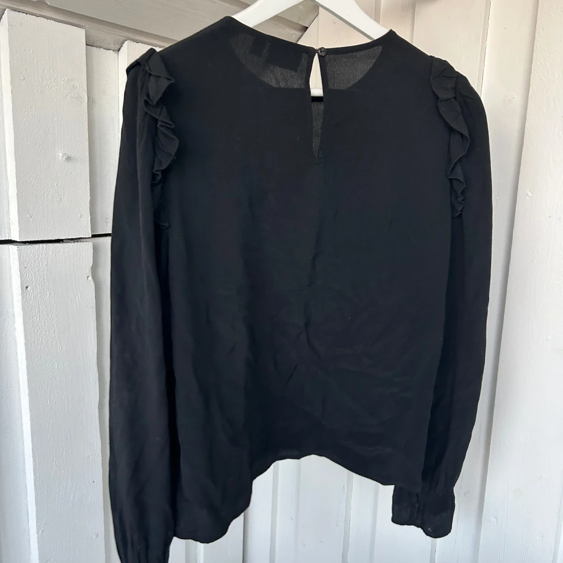 Svart blus med volang från VILA - 2