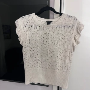 Vit topp med volangärm  - Supersöt vit topp från Lindex i storlek M! Jättebra skick💘