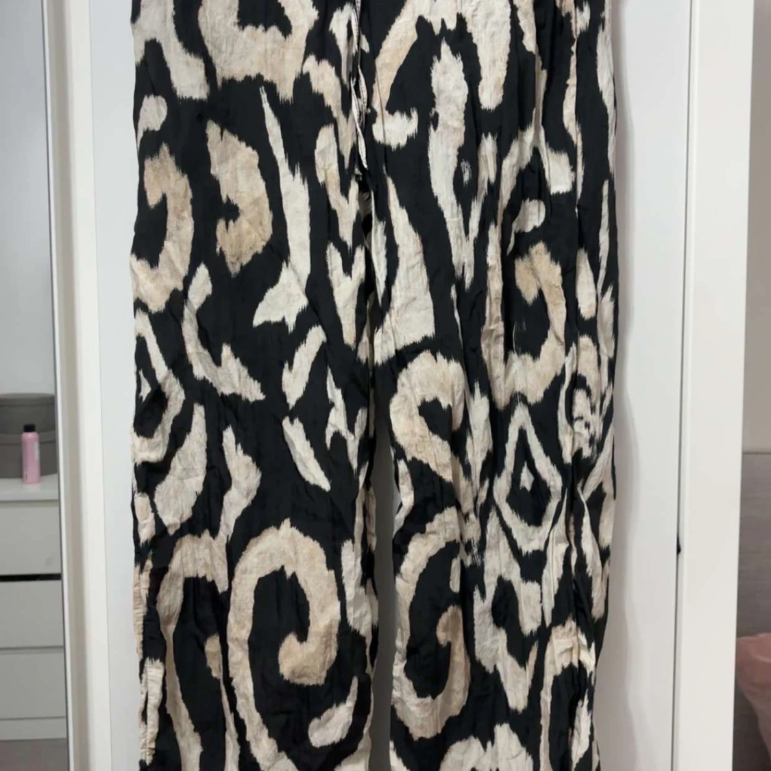 Svarta vida byxor med mönster H&M XS