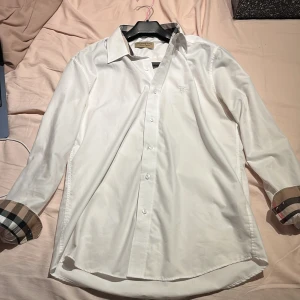 Burberry skjorta  - Säljer nu min burberry skjorta i ny skick, säljs då jag behöver pengarna. Hör av er för fler bilder eller andra funderingar! Kan sänka mig vid snabb affär