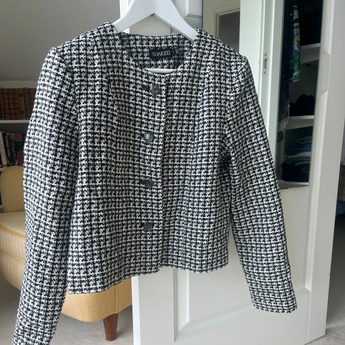 Svart vit kofta från Soaked!
