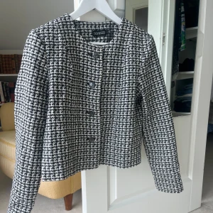 Svart vit kofta från Soaked! - Stilren kavaj/kofta från Soaked i svartvitt rutigt mönster💞Nypris ca 800 kr från Åhléns!
