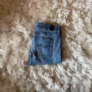 Replay Jeans - Säljer ett par Replay jeans i storleken w27! Nypris är 999. Mitt pris 499. Priset är ej hugget i sten och kan diskuteras vid en snabb affär. Det är väldigt fint skick på jeansen där det bara är lite defekter där bak på jeansen men det är inget som man ser eller tänker på riktigt. Tveka ej på att skriva till mig om du har frågor eller funderingar ☺️