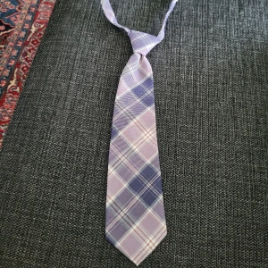 lila rutig slips - lite mörkare än på bilden