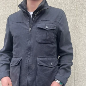 Woolrich Fieldjacka - Säljer denna asfeta woolrich jacka. Perfekt för våren. Jackan är i bra skick och sitter som en small. Hör av er vid frågor!👍
