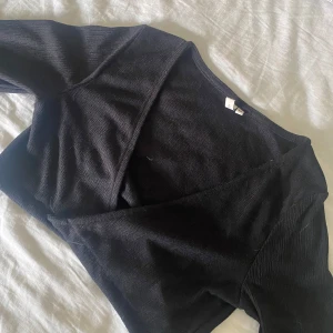 Axel kofta - sällan använd, bra skick. Den saknar knapparna man stänger den med då vi klippt av dom för de passa oss mer i smaken. Den är strl M men passar även S. 