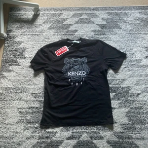 Kenzo T-shirt - Säljer en helt ny kenzo T-shirt, etiketten är fortfarande på, den är storlek L men den är liten i storleken och passar M också. Pris kan diskuteras