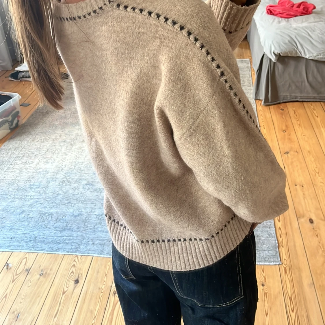 Beige stickad tröja med sömmar - 90