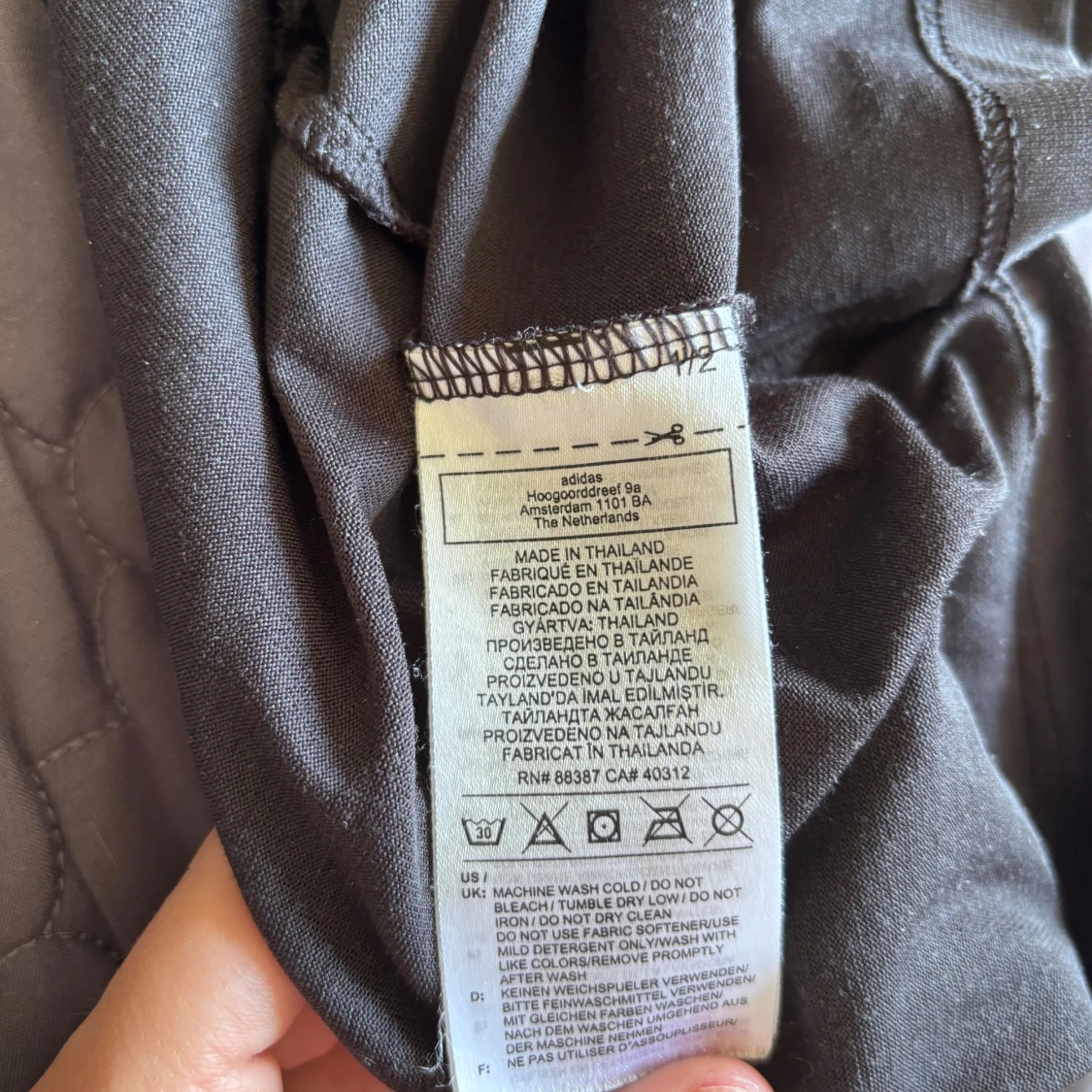 Svart träningströja från Adidas med stor logga - 2