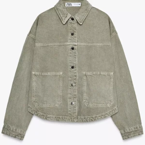 Demin Jacka från Zara - Säljer då jag har för många gröna jackor, Originalpris: 380kr men säljer för 200kr!💕