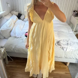 Ljusgul långklänning med volang - Superfin ljusgul långklänning 🔥