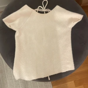 Stickad topp med öppen rygg  - Inte använd, helt ny med prislapp 