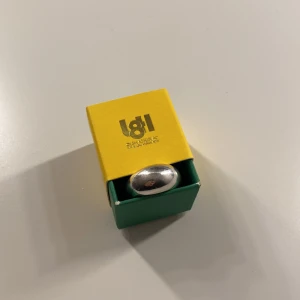 L8hasselblad ring - Super söt bubbelring från l8hasselblad! Ringen är som ny och använd ett par gånger som passar till allt!🤍 Har gjort den justerbar, så den passar även mindre och större än 16mm! Om man köper ringen ny så kostar den 650kr. Förpackningen ingår!🫶🏼