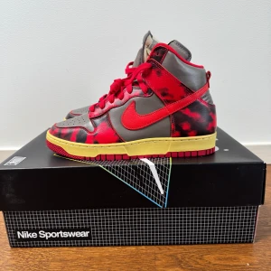 Nike Dunk High 1985 oanvända - Nike Dunk High 1985 strl 41. Helt oanvända. Kartong och extra skosnören. 