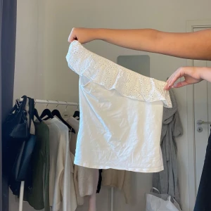 Vid sne skuren topp  - En söt vid sne skuren topp med volang bra skick används inte länge