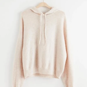stickad hoodie - stickad hoodie som är slutsåld överallt. sitter väldigt fint oversize💓