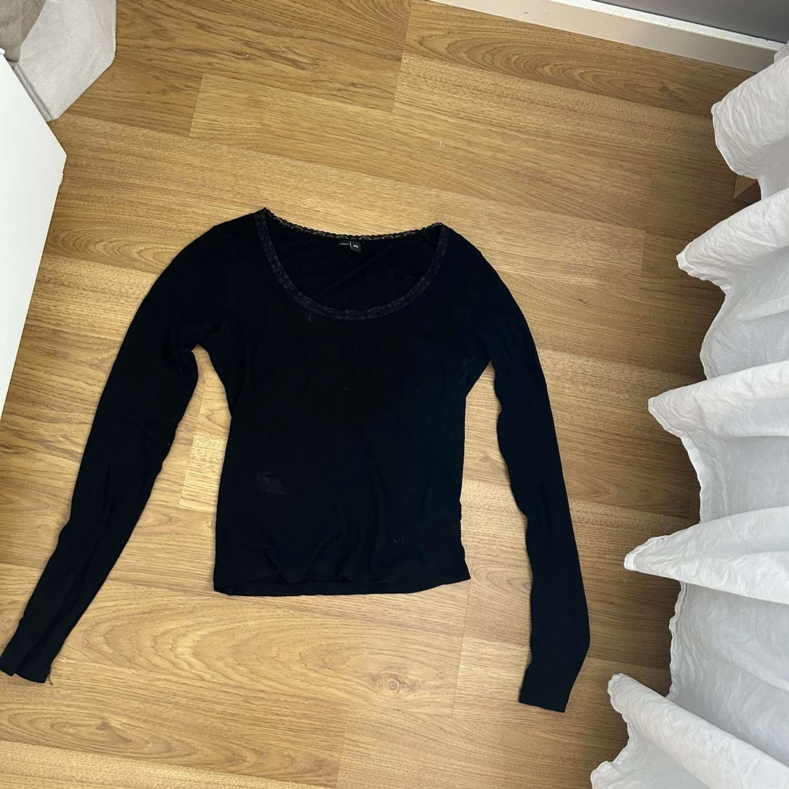 Svart långärmad topp med spetskant XS