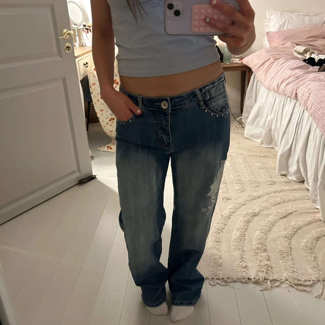 BlĂ„ jeans med broderade detaljerđ