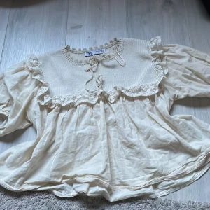 En blus från Zara - En gullig blus från Zara med massa gulliga volanger. Perfekt för en professionell look.🍸🎱