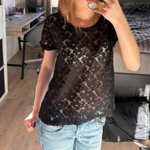 Svart spetsblus - Svart supersnygg spets blus i storlek S💕 Lite genomskinlig men man kan ha linne under💕Pris kan diskuteras!