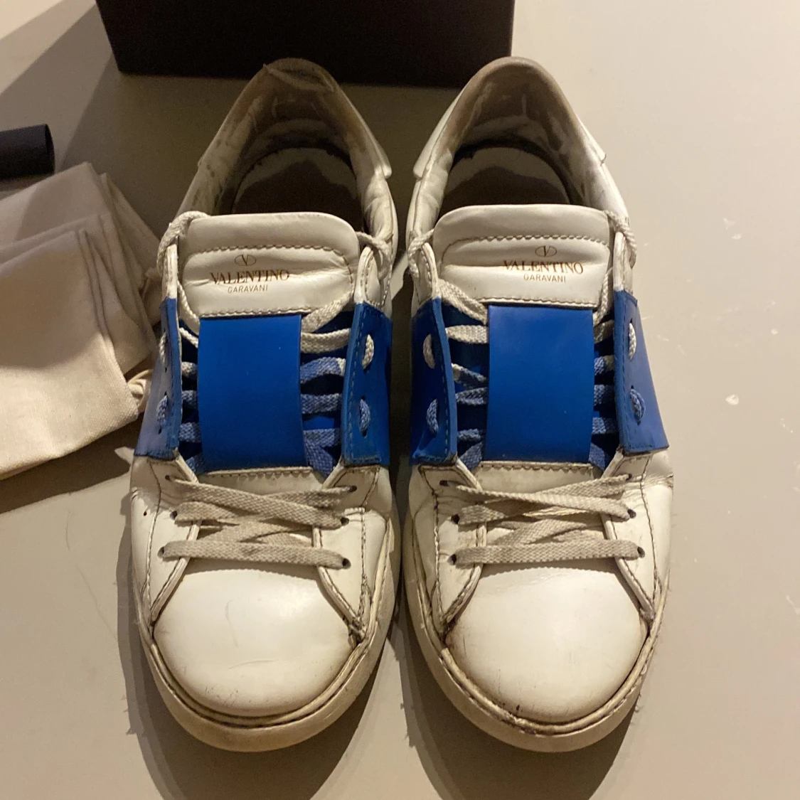 Valentino Garavani sneakers med blå detalj