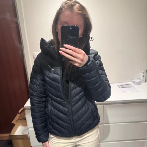 Peak Performance jacka - Svart dunjacka från Peak Performance. I princip aldrig använd så i nyskick! Frost down hood modellen. Kostar 2240 ny