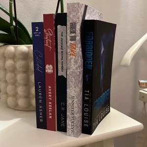 Forbidden - En spännande bok med titeln 'Forbidden' av Tia Louise. Omslaget är mörkt med blå text och en mystisk design. Perfekt för dig som gillar romantik och spänning. 📚