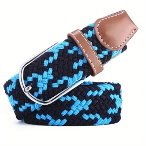 Flätat bälte i blått och svart - Snyggt flätat bälte i blått och svart med bruna skinn-detaljer. Bältet har ett silverfärgat spänne och en unik design som sticker ut. Perfekt för att ge din outfit en färgklick.