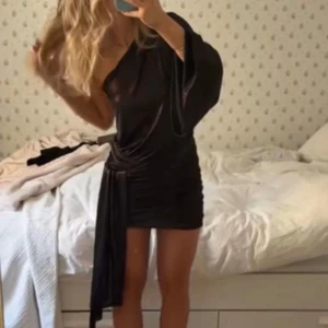 Viral Zara Klänning - Den Virala ”wet look” Klänningen! Helt oanvänd!
