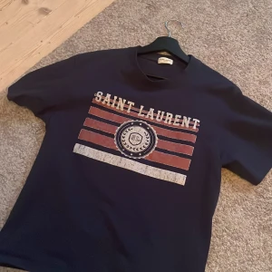 Saint Laurent t shirt  - Tjena! Säljer nu min saint Laurent t shirt för den är för liten. Köpte den på Vinted helt ny. Den är i strl S men passar XS-S👍🏼
