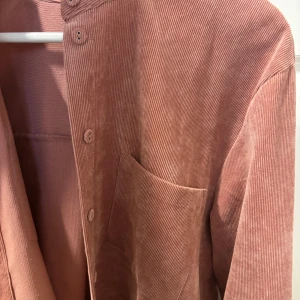 Kappa - Jag säljer denna typ av skjort kappa. Vet ej vad det kallas. Den är från Ginatricot och används varsamt. Den är perfekt till varmare väder och den är väldigt tunn.