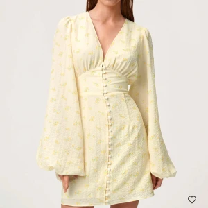 Adoore klänning  - Använd 1 gång på midsommar förra året. Helt perfekt skick, finns inte just nu på hemsidan och tar snabbt slut. Pris på hemsida 1495, säljer för 1400 🫶🏼