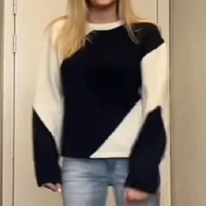 Svart och vit tröja - Säljer en stilren svart och vit tröja med långärmad design. Tröjan har ett diagonalt mönster som ger en modern touch. Perfekt för en avslappnad look.