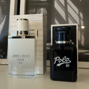 Jimmy Choo Och Polo Ralph Lauren - Två eleganta herrparfymer: Jimmy Choo Man Ice i en stilren vit flaska med silverdetaljer och Polo 67 av Ralph Lauren i en klassisk mörkblå flaska. 2 Riktigt bra sommardofter till ett bra pris. Båda är endast testade! 38/40ml i polo och 50/50ml i Jimmy Choo