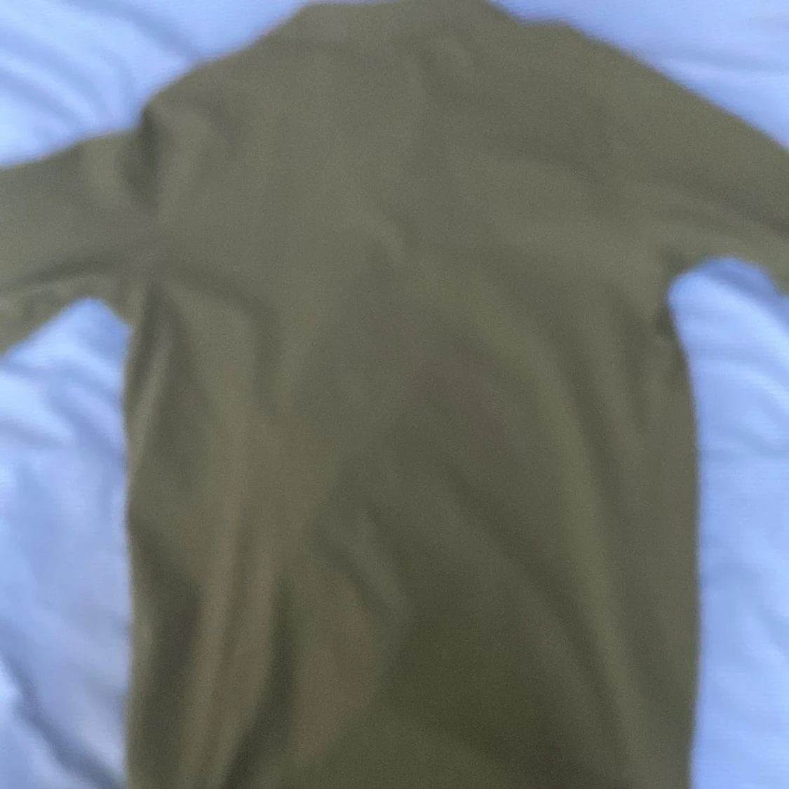 Olivgrön pikétröja från Peak Performance - 1