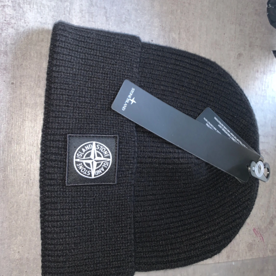 Svart stickad mössa från Stone Island - 3