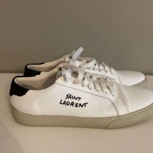 Vita sneakers från Saint Laurent - Skick 9-10! Storlek 43. 1799! Kan gå ner i pris vid snabb affär! Kan köpas i bulk med annat för billigare pris! 